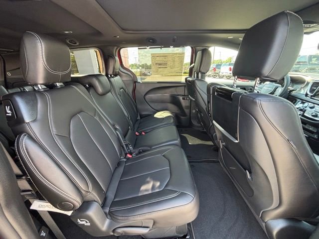 New 2026 Chrysler Pacifica Select image 10