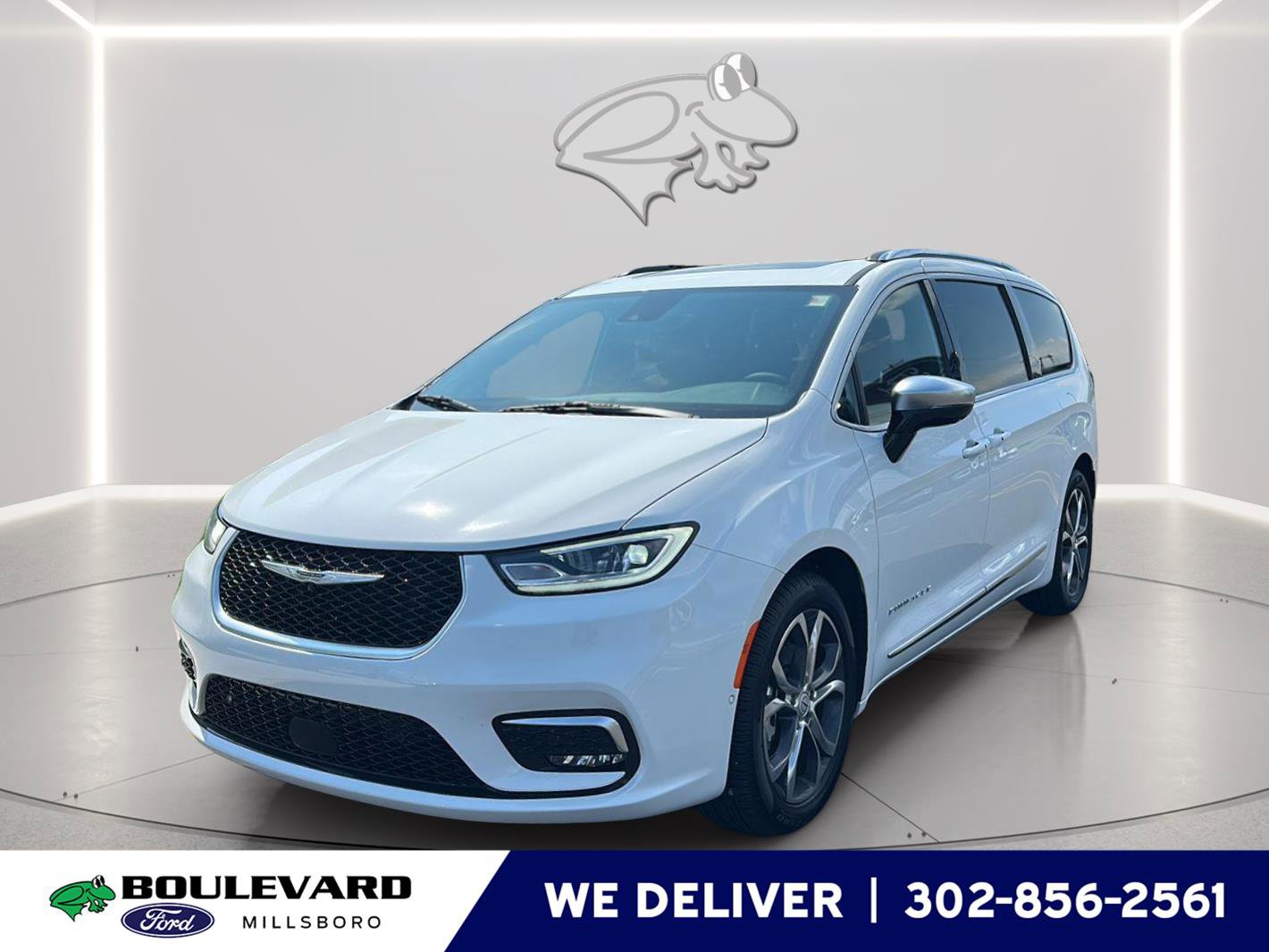 Used 2026 Chrysler Pacifica Pinnacle w/ Trailer Tow Group FWD image 1