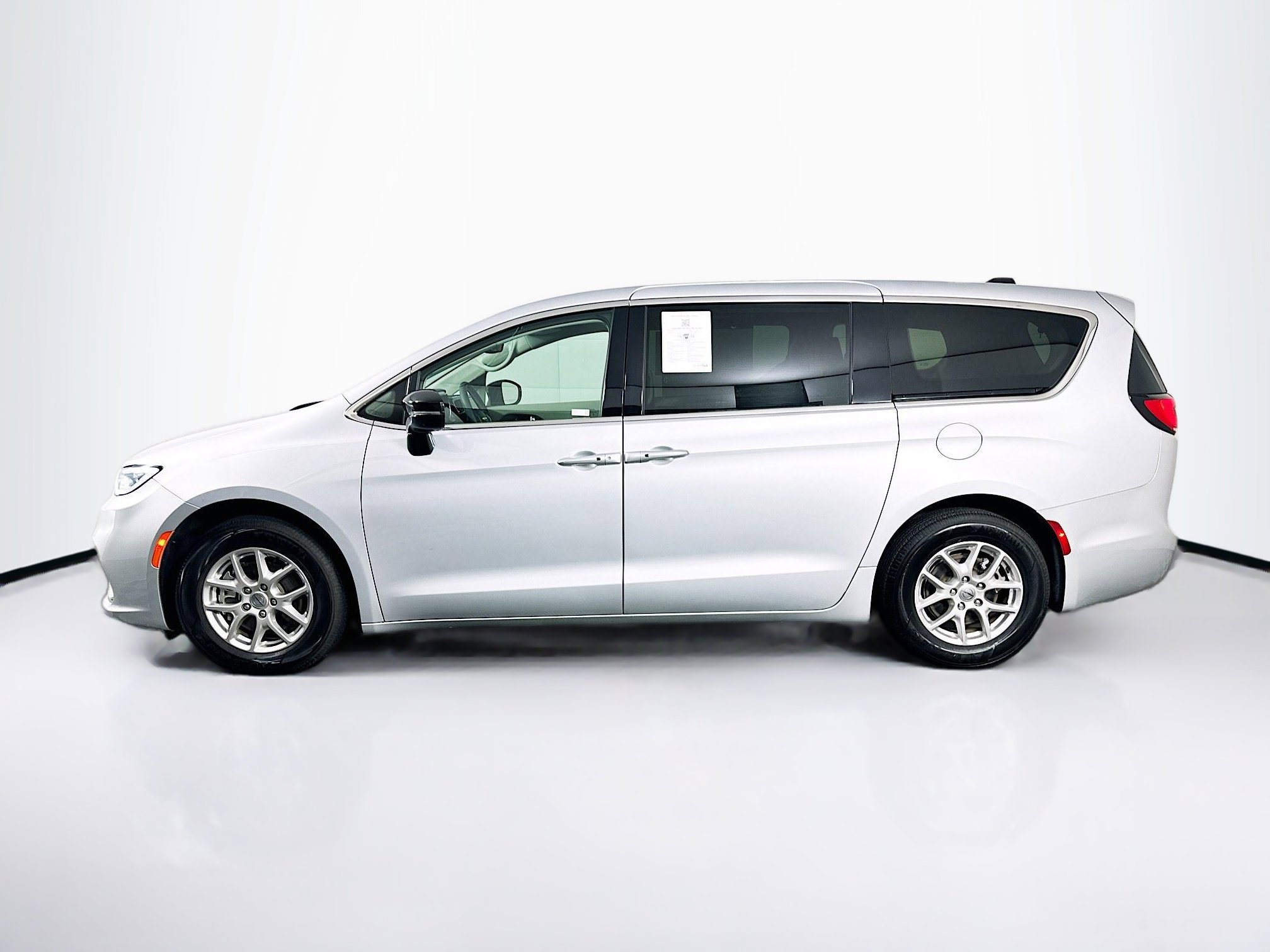 Used 2024 Chrysler Pacifica Touring-L image 4
