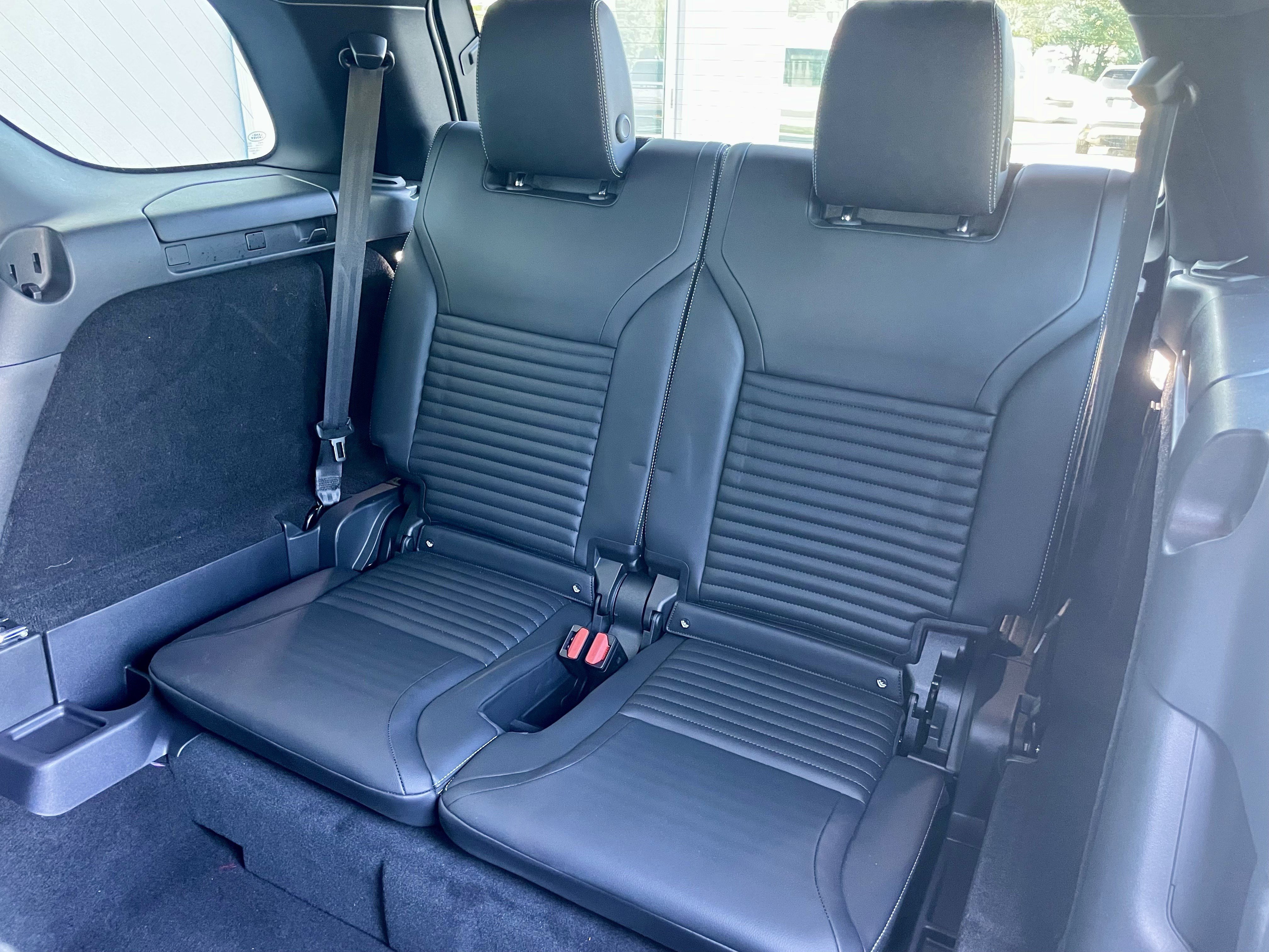 Certified 2024 Land Rover Discovery Dynamic SE image 32