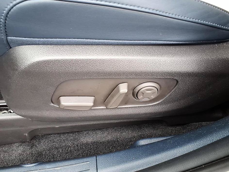 Used 2025 Kia Carnival EX FWD image 19
