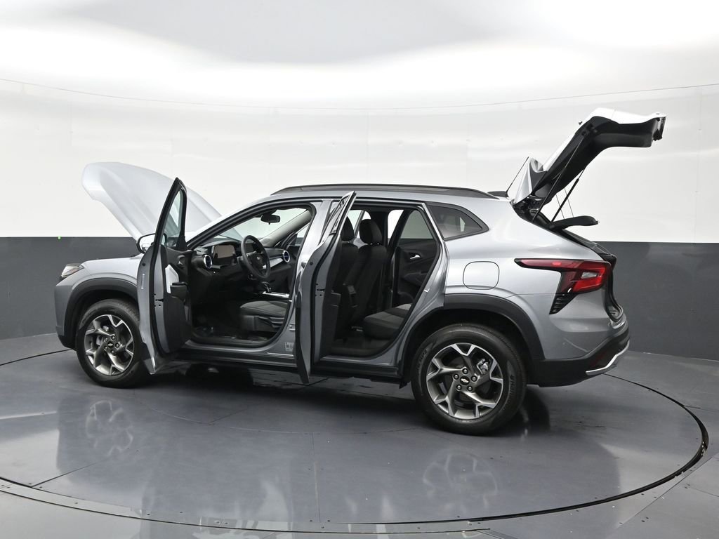 Used 2025 Chevrolet Trax LT FWD image 32