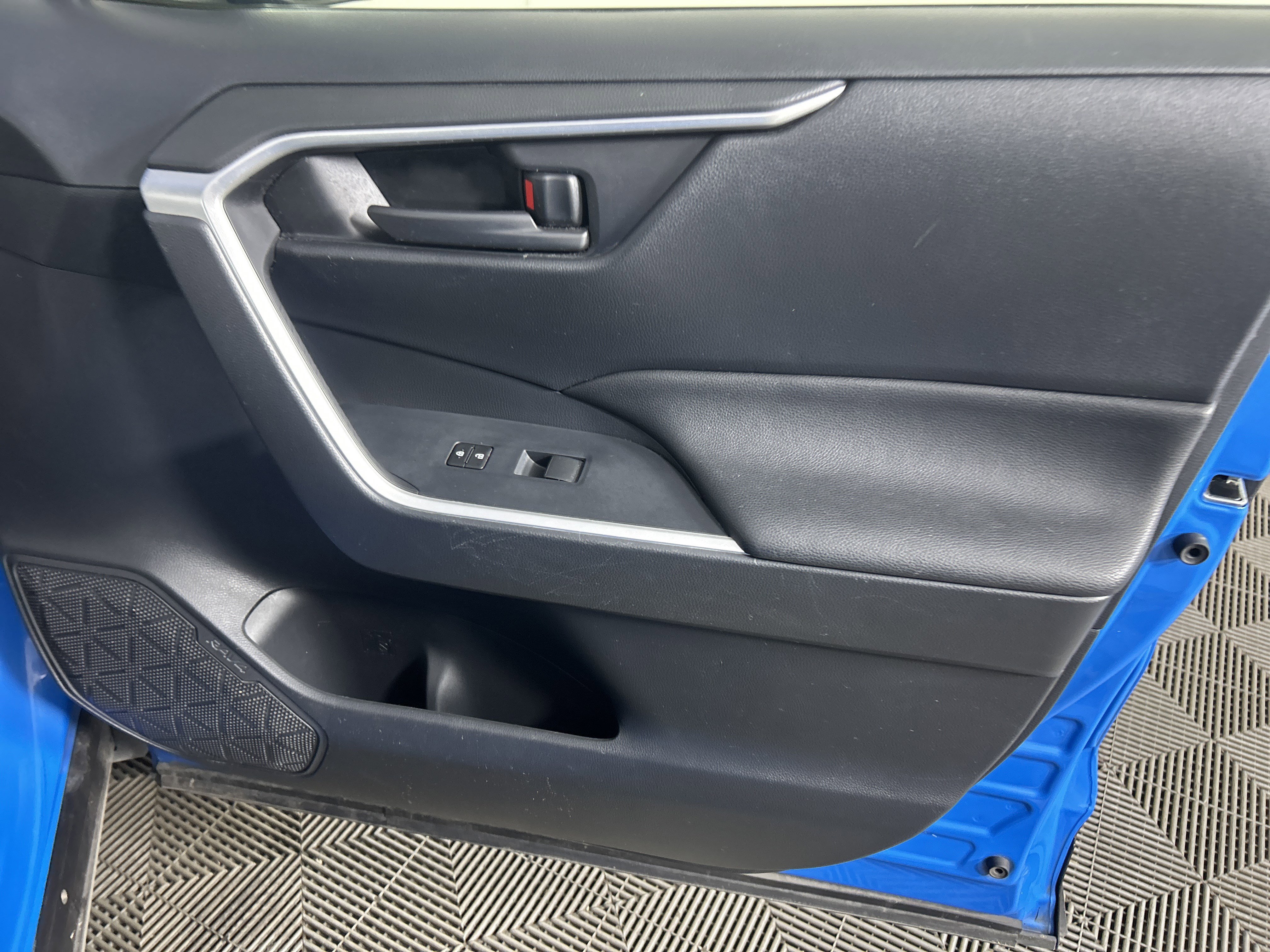 Used 2019 Toyota RAV4 LE image 40