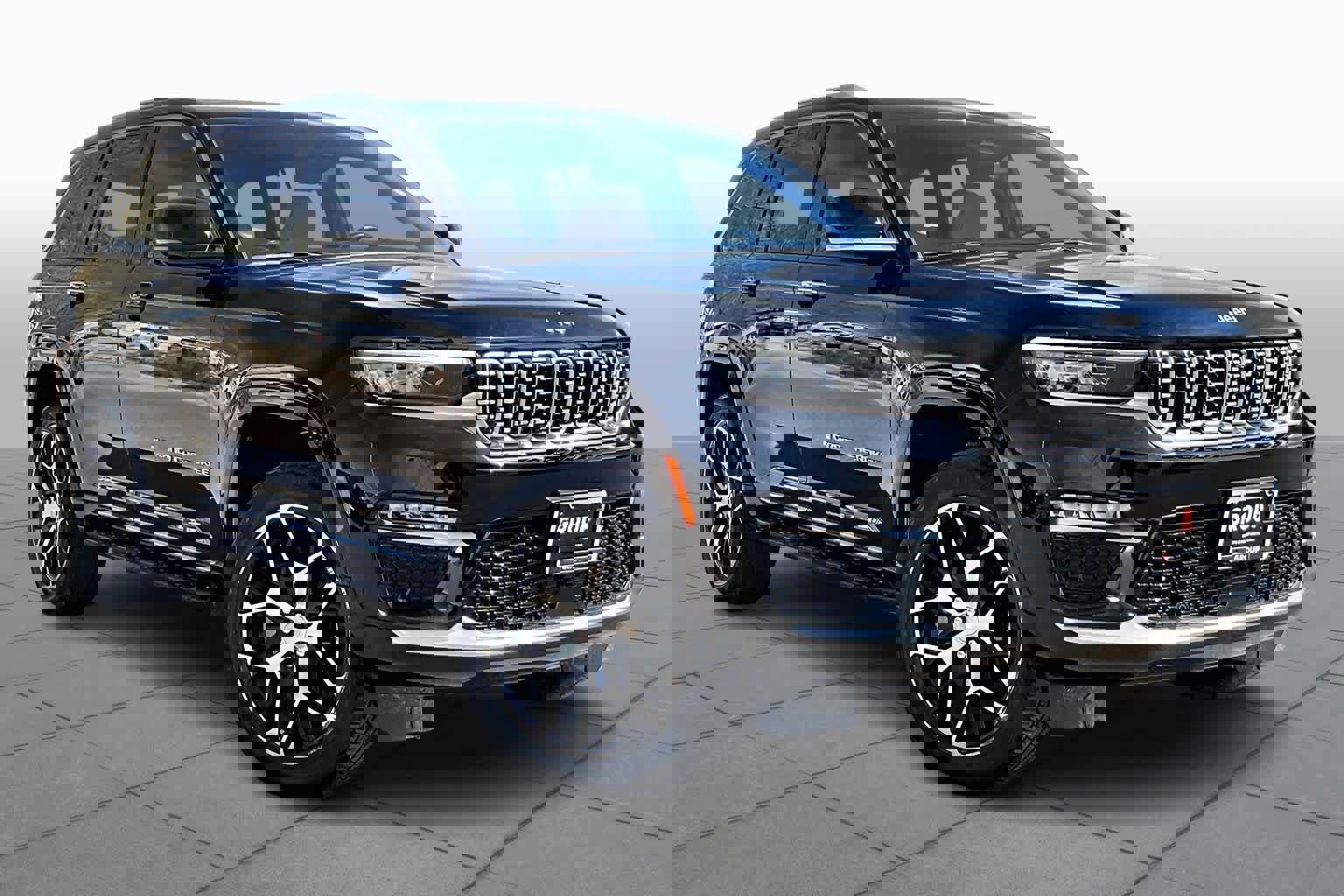 Used 2023 Jeep Grand Cherokee Summit image 3