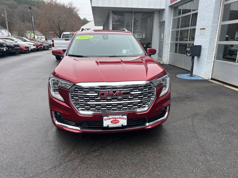 Used 2024 GMC Terrain Denali w/ Denali Premium Package AWD/4WD image 3