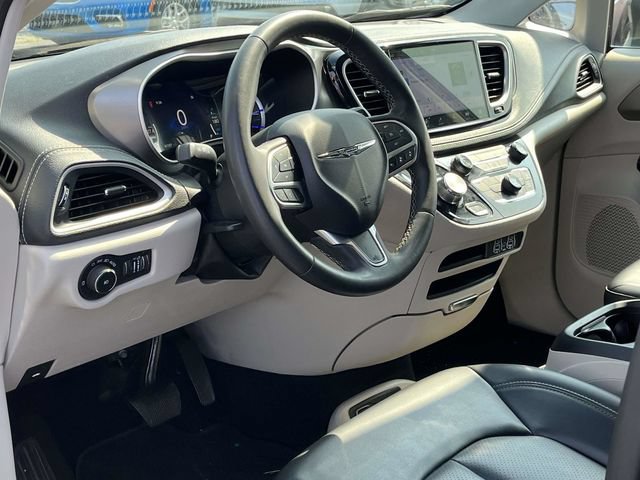 Used 2023 Chrysler Pacifica Touring-L FWD image 12