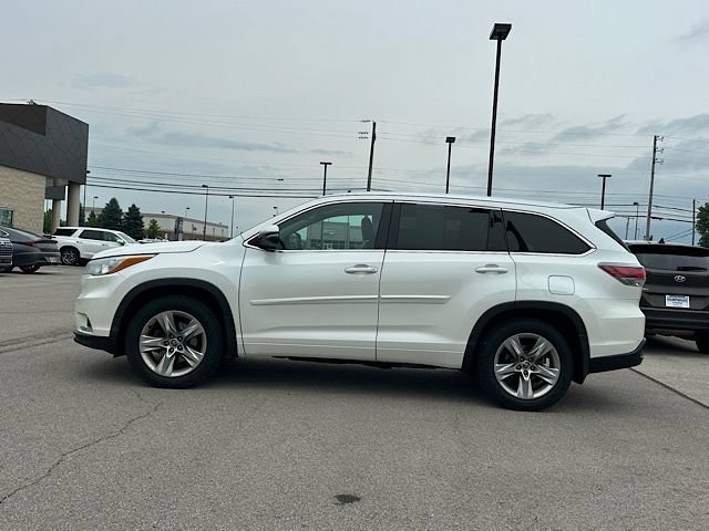 Used 2016 Toyota Highlander Limited w/ Four Season Floor Mat Package AWD/4WD image 3