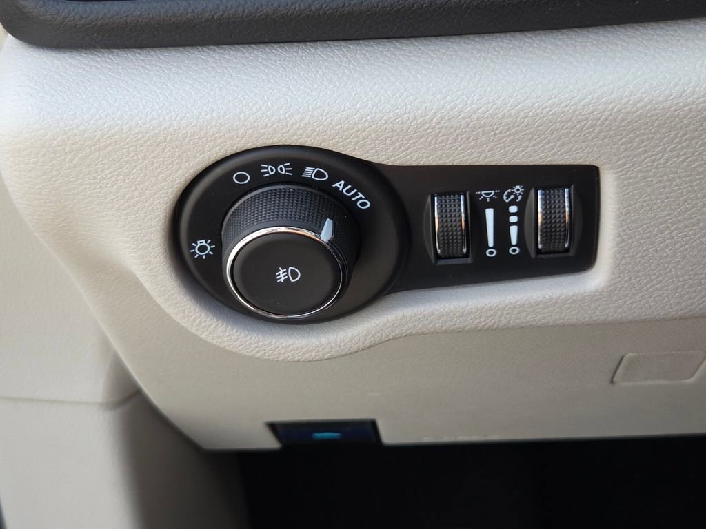 Used 2024 Chrysler Pacifica Touring-L FWD image 27