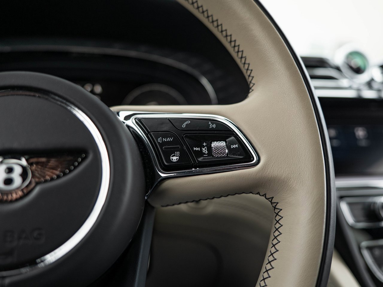 Used 2022 Bentley Bentayga image 22