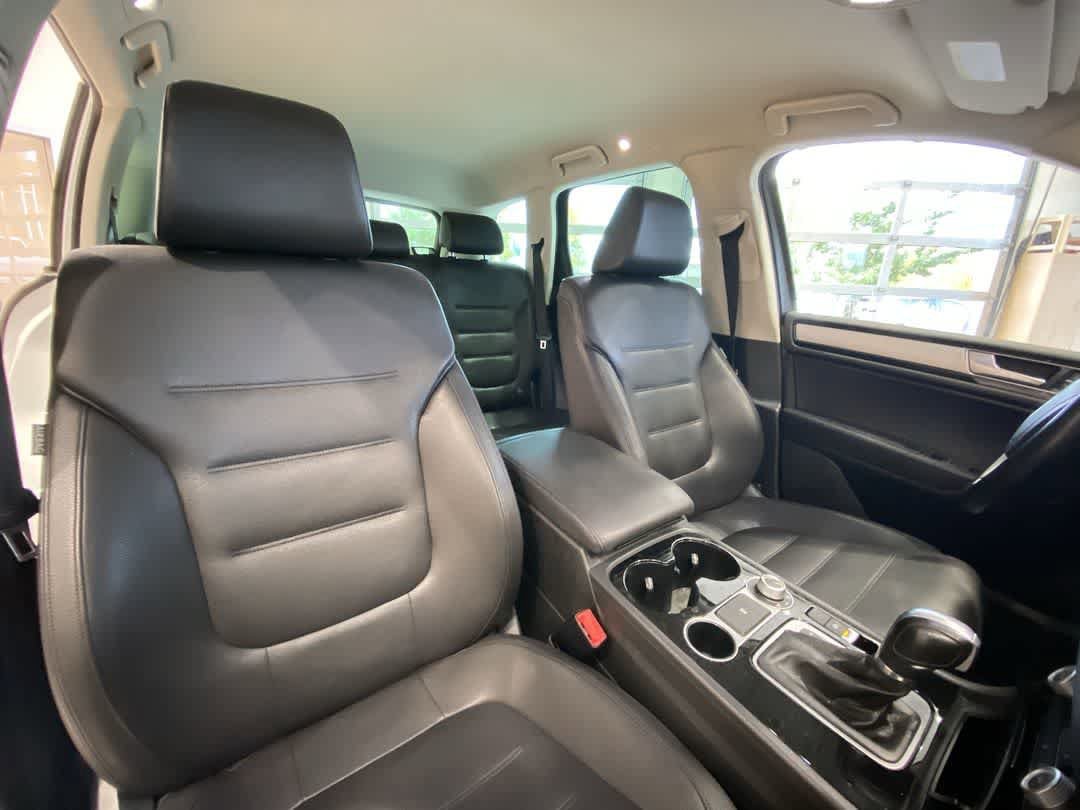 Used 2016 Volkswagen Touareg Sport AWD/4WD image 27