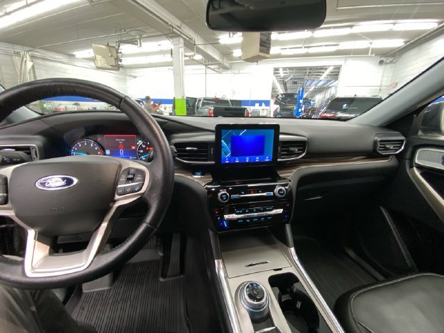 Used 2022 Ford Explorer Limited w/ Equipment Group 301A AWD/4WD image 29