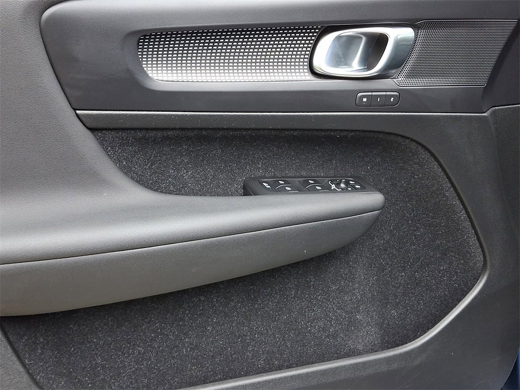 Used 2020 Volvo XC40 T5 R-Design w/ Protection Package Premier image 13