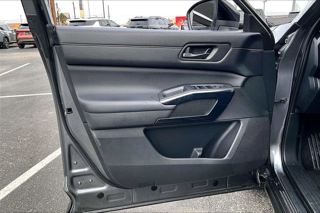 Used 2024 Nissan Pathfinder S image 22