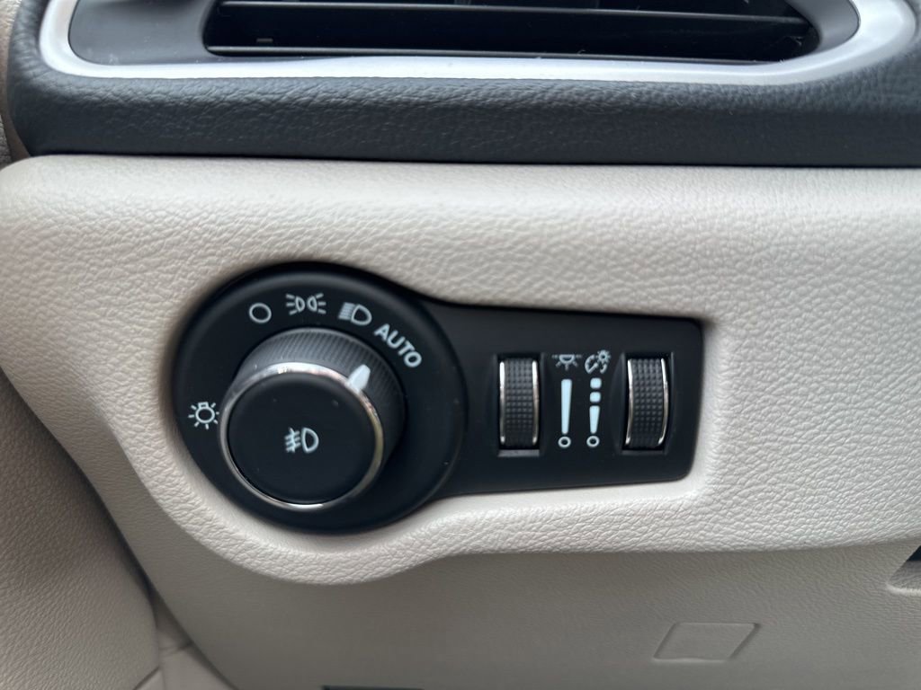 Used 2023 Chrysler Pacifica Touring-L image 21