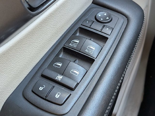 Used 2024 Chrysler Pacifica Touring-L FWD image 24