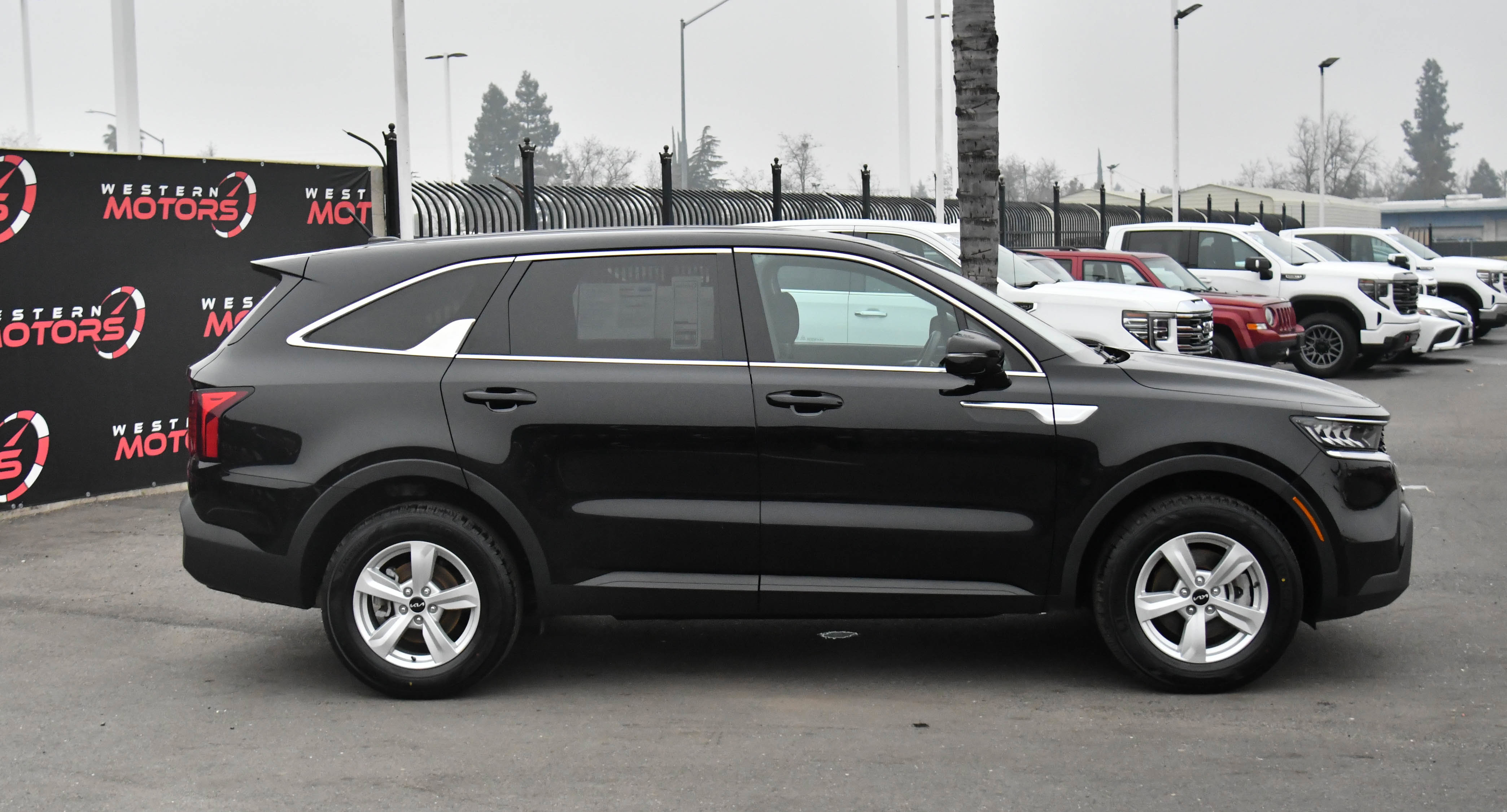 Used 2023 Kia Sorento LX image 9