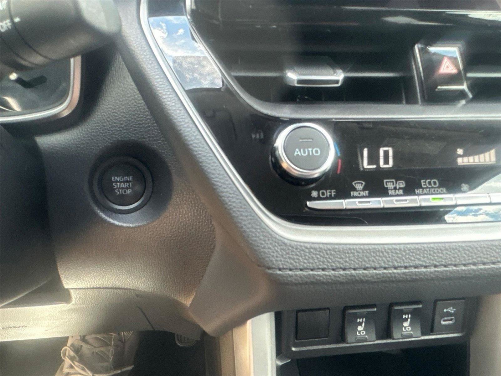 Used 2025 Toyota Corolla Cross XLE FWD image 28