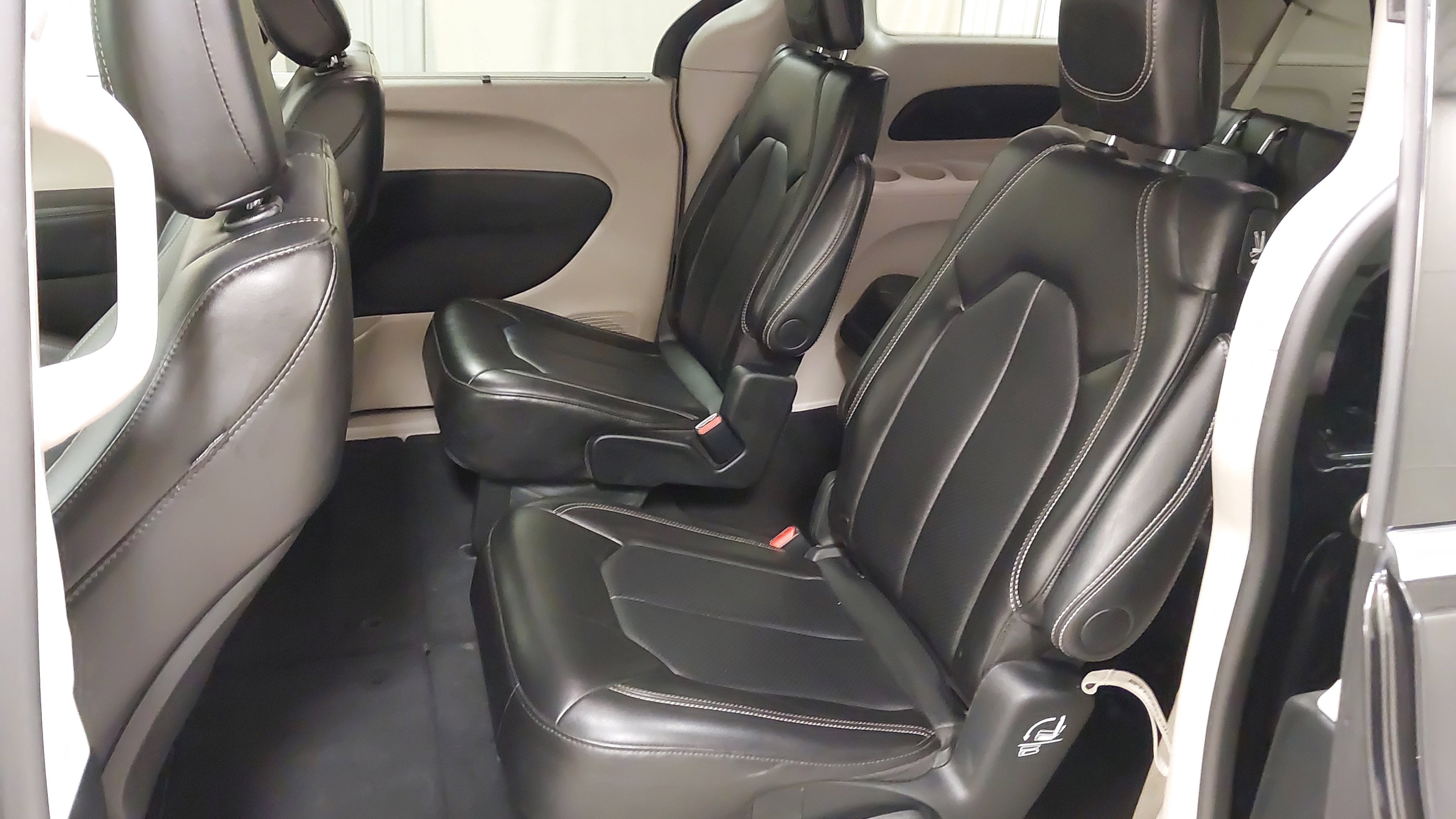 Used 2024 Chrysler Pacifica Touring-L image 38