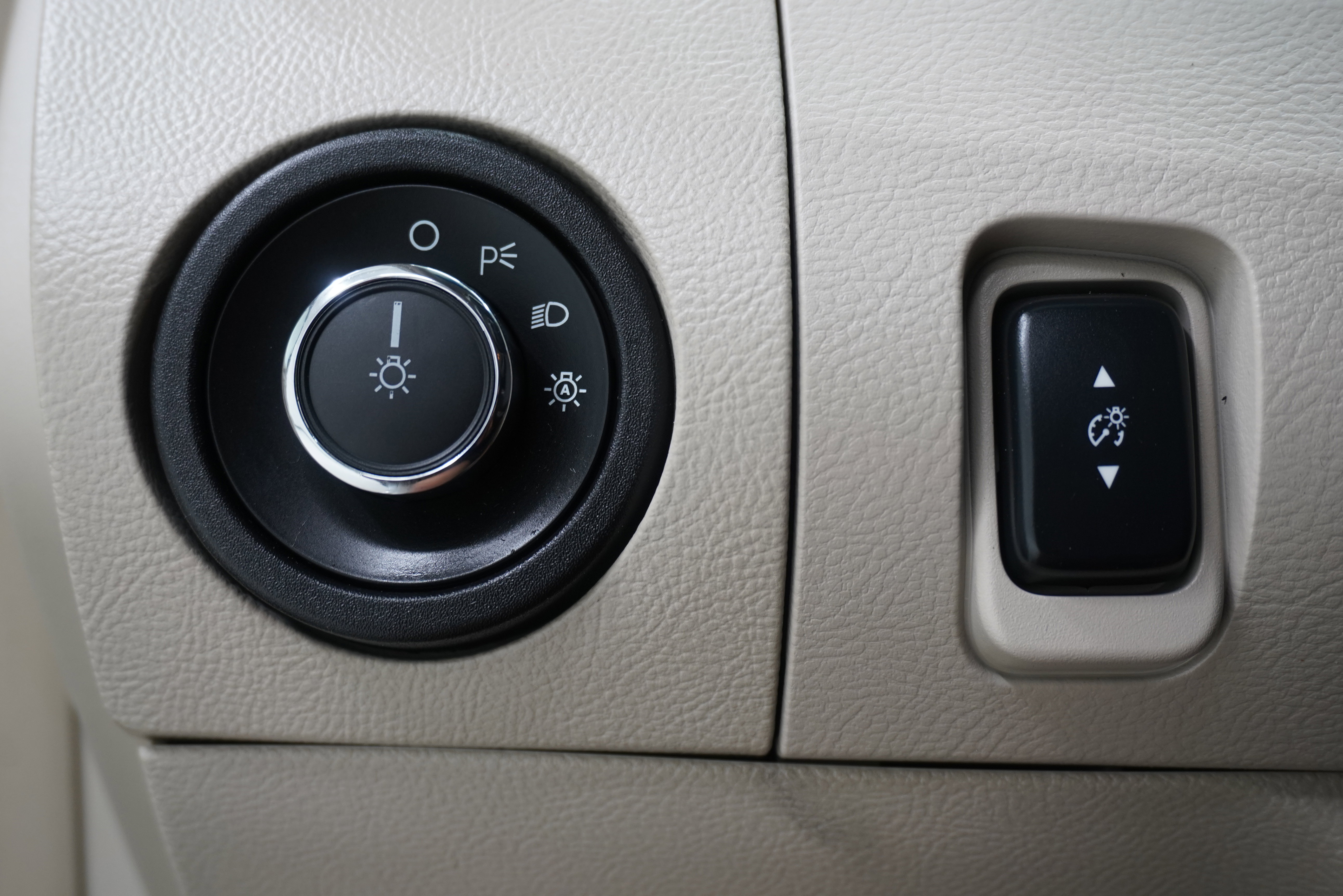 Used 2011 Ford Taurus Limited w/ 301A Rapid Spec Order Code image 25