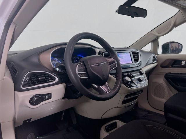 Used 2022 Chrysler Voyager LX image 10