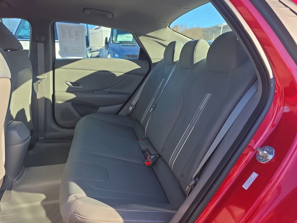 Used 2022 Hyundai Elantra SEL image 21