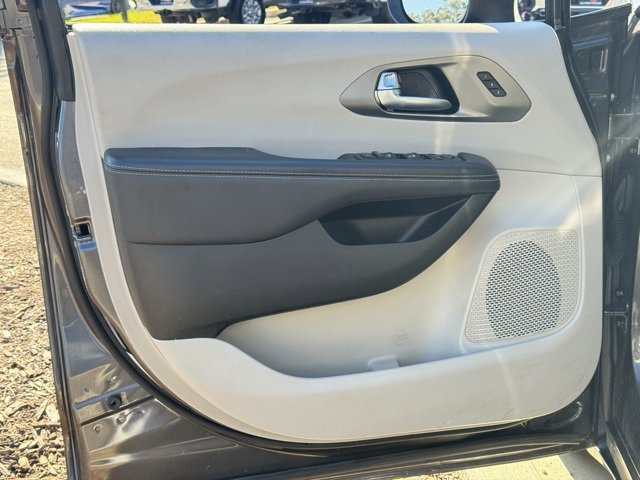 Used 2023 Chrysler Pacifica Touring-L image 22