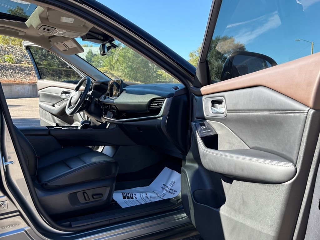 Used 2023 Nissan Rogue SL w/ SL Premium Package image 12