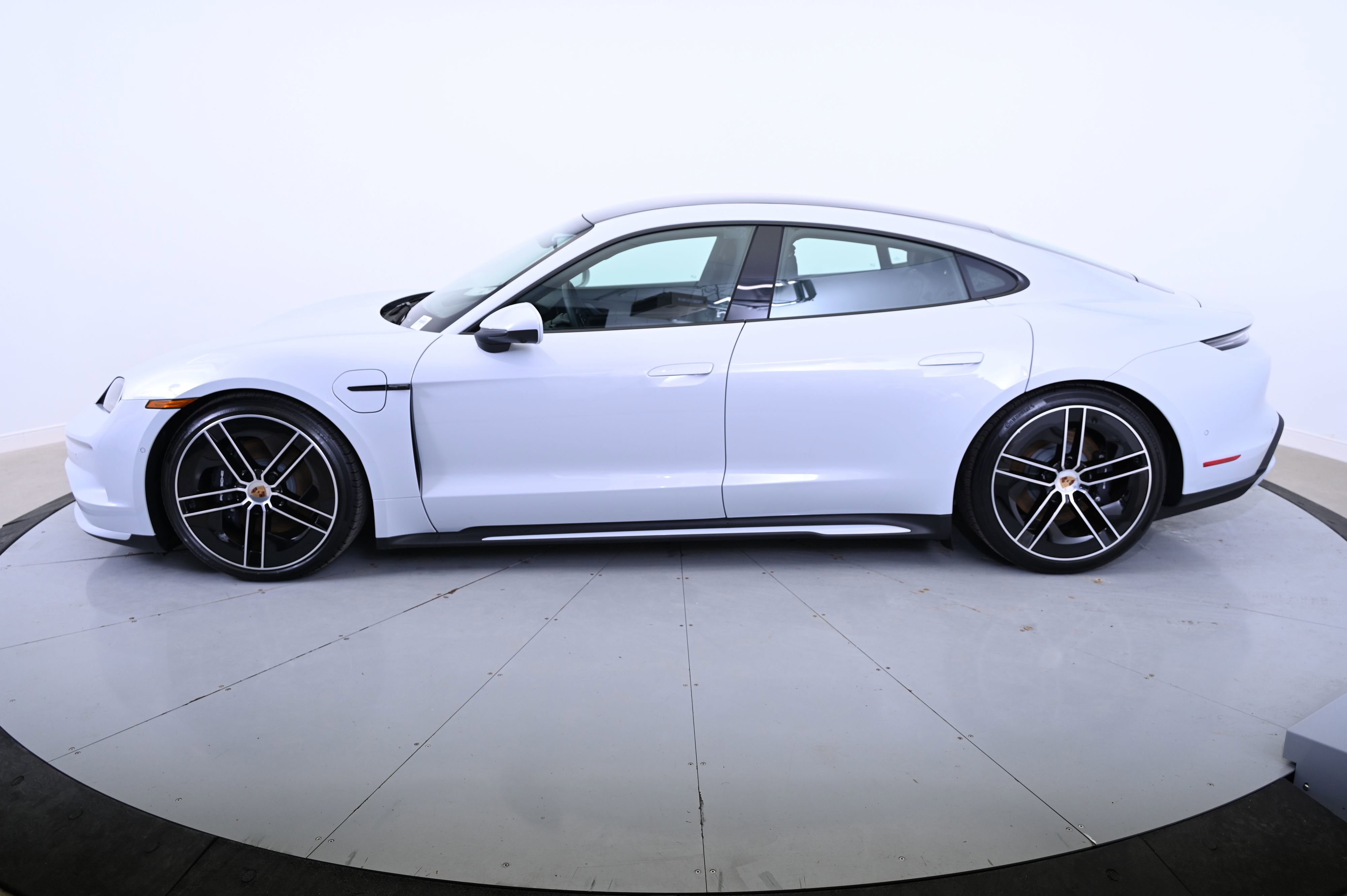 Used 2025 Porsche Taycan image 2