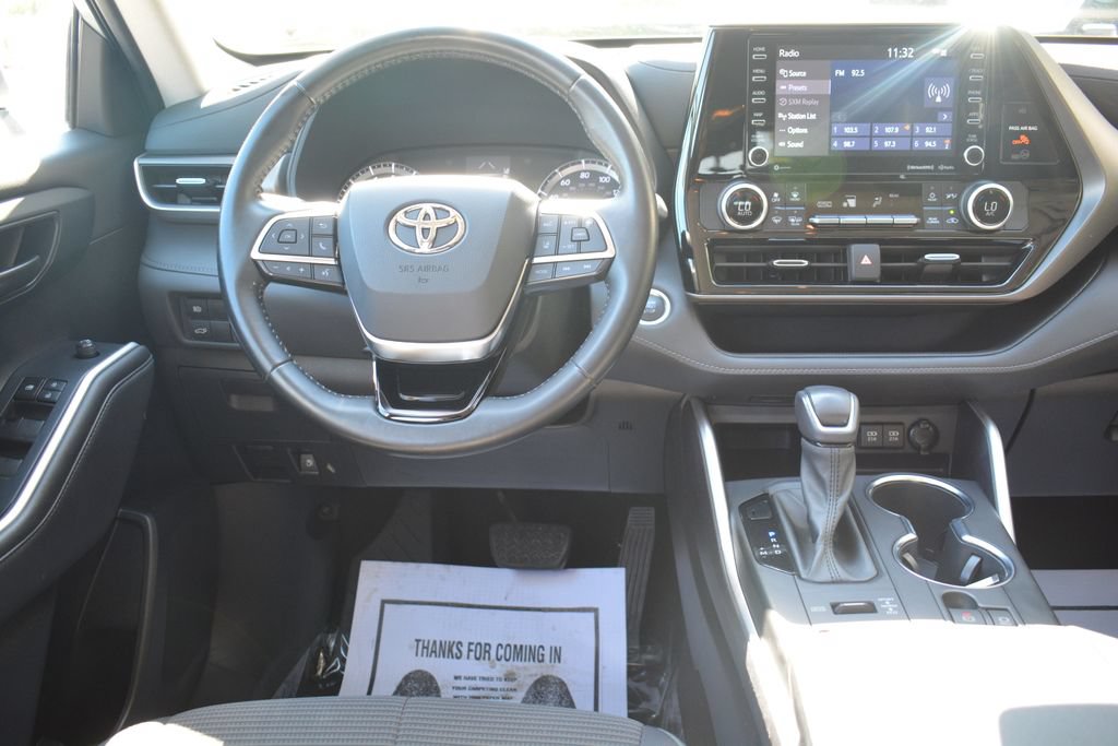 Used 2021 Toyota Highlander LE AWD/4WD image 3