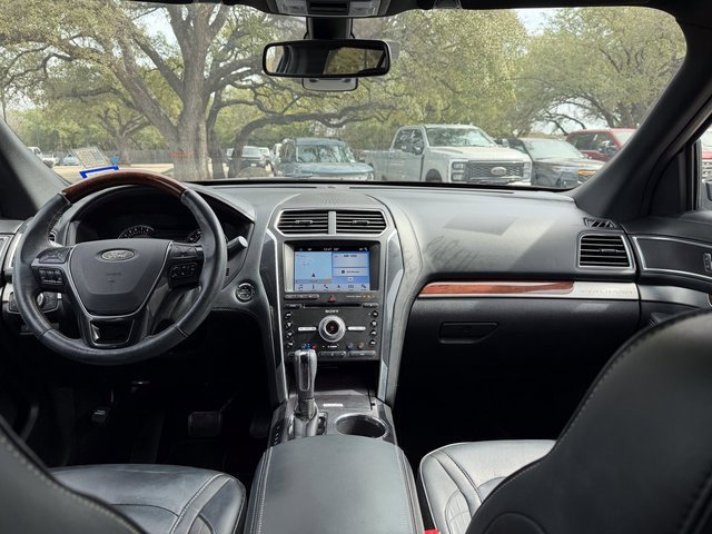 Used 2018 Ford Explorer Platinum image 18