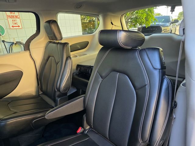Used 2023 Chrysler Pacifica Touring-L image 13