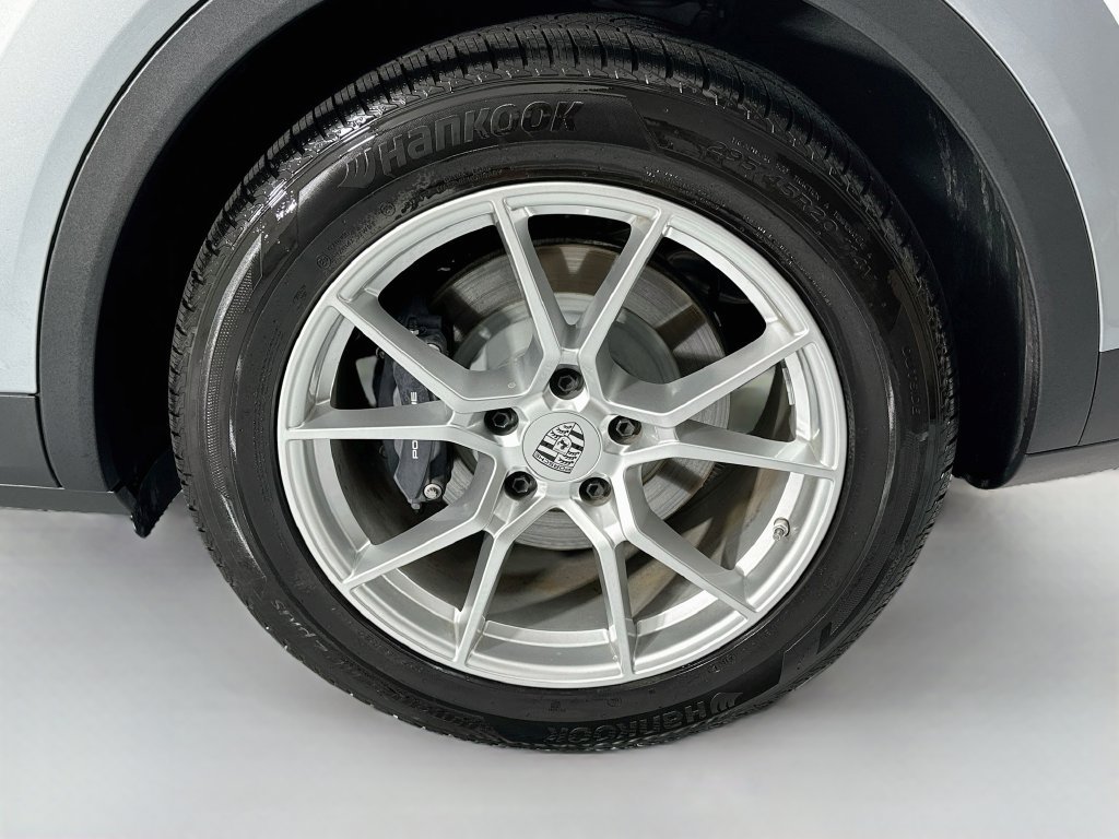 Certified 2024 Porsche Cayenne AWD/4WD image 33