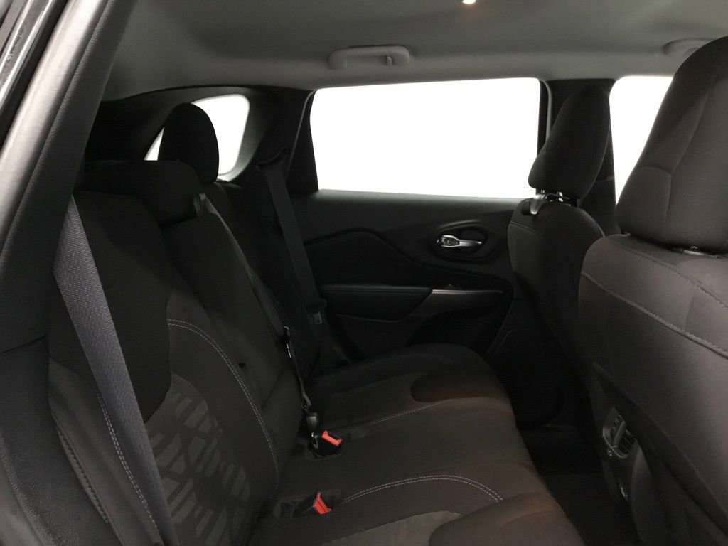 Used 2022 Jeep Cherokee Latitude w/ Advanced Safety Group AWD/4WD image 19