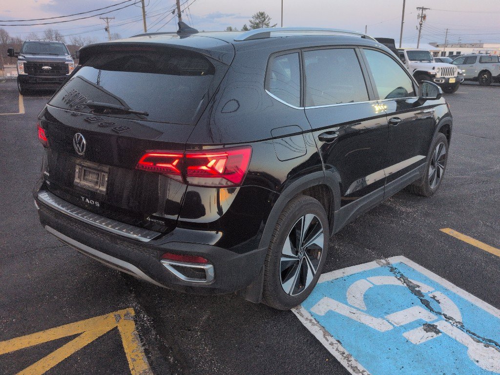 Used 2024 Volkswagen Taos SE image 3