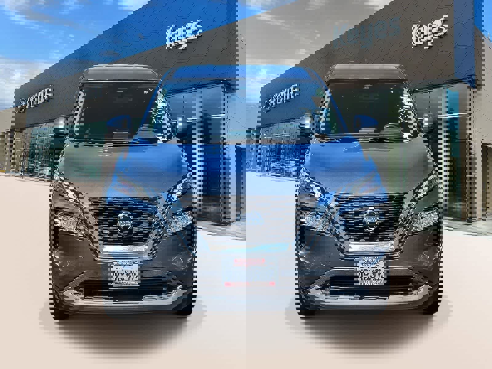 Used 2023 Nissan Rogue SV image 2