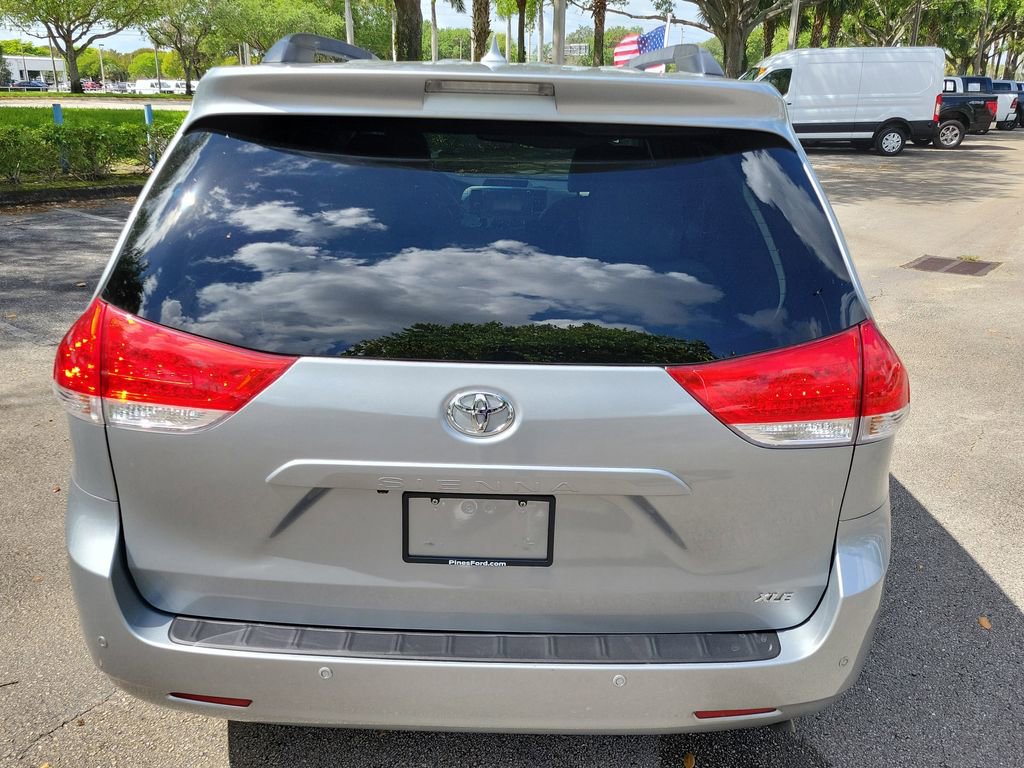 Used 2014 Toyota Sienna XLE w/ XLE Premium Package image 6
