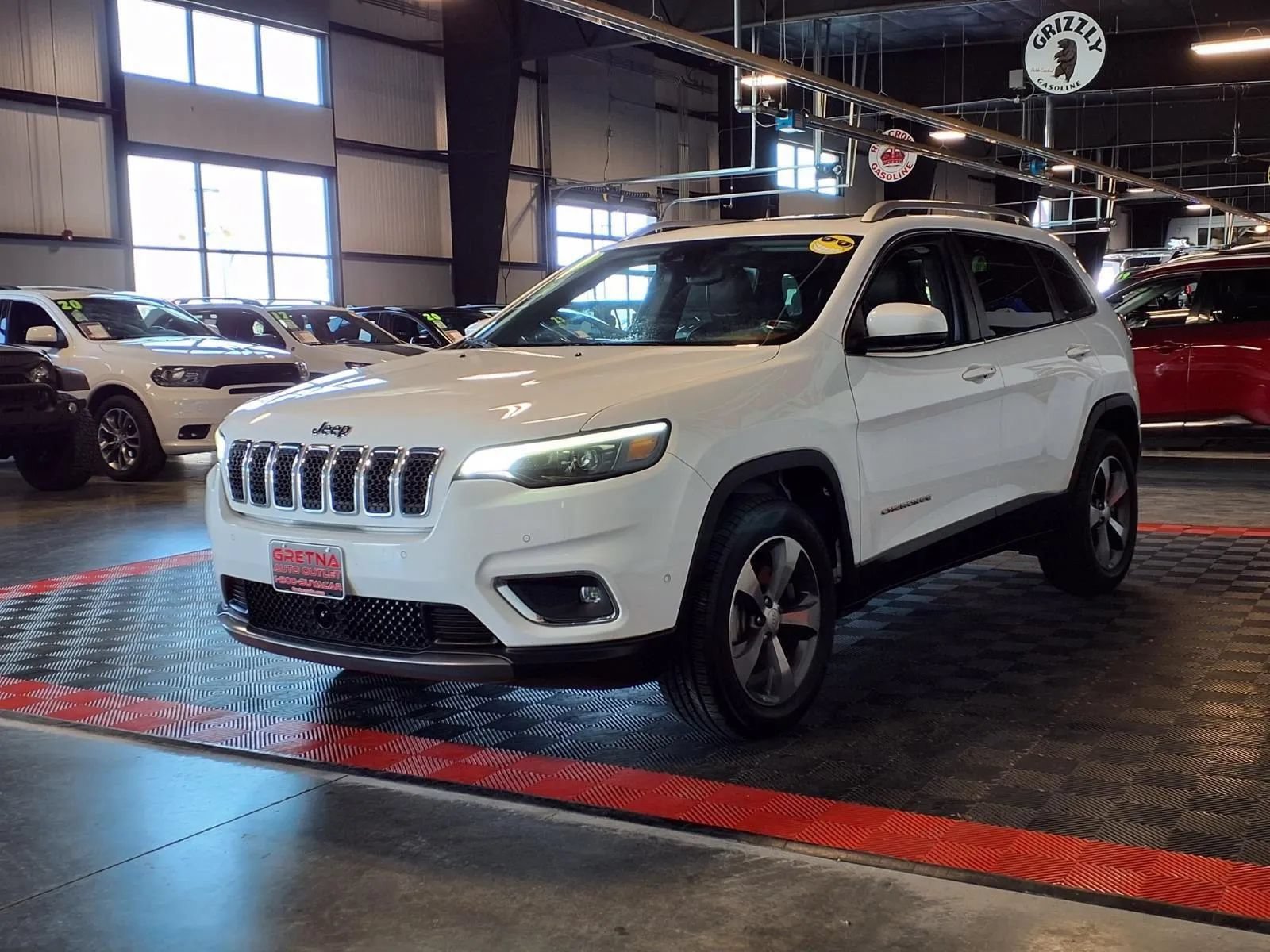 Used 2019 Jeep Cherokee Limited w/ Luxury Group AWD/4WD image 3