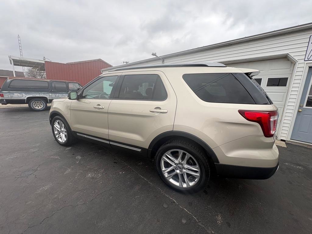 Used 2017 Ford Explorer XLT w/ Equipment Group 202A image 5