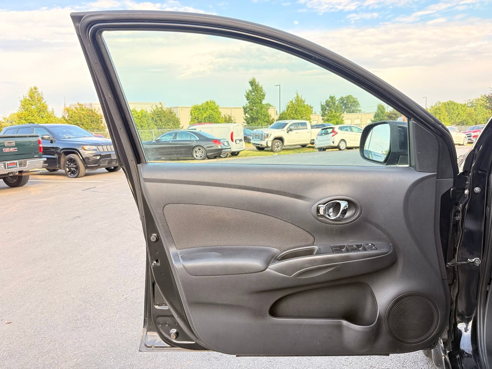 Used 2014 Nissan Versa SV FWD image 12