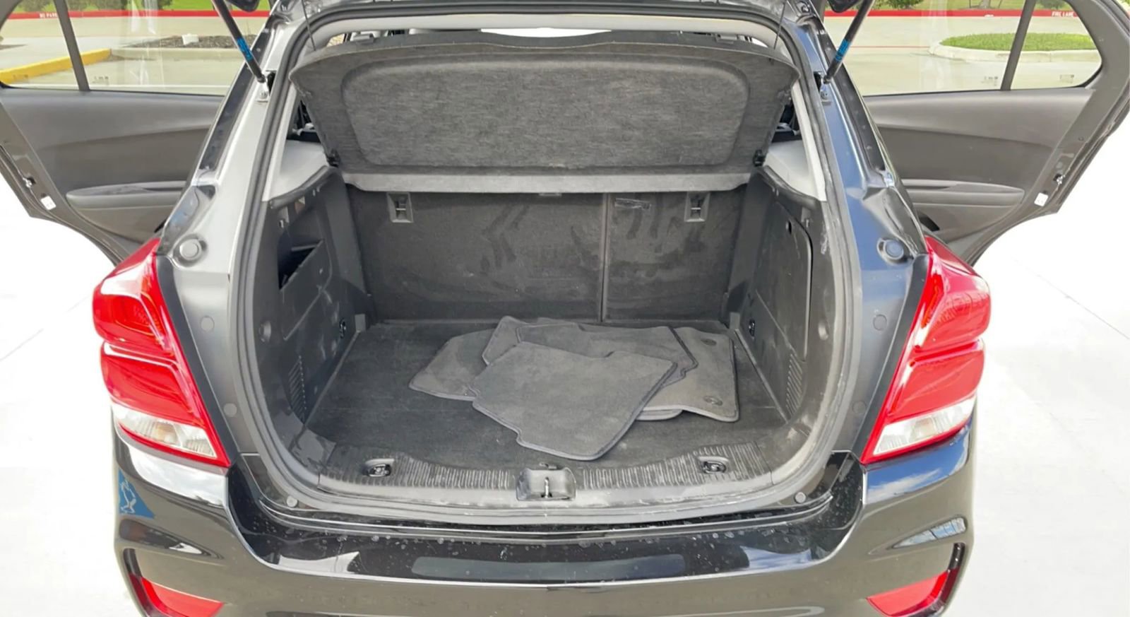 Used 2021 Chevrolet Trax LT w/ LT Convenience Package image 9