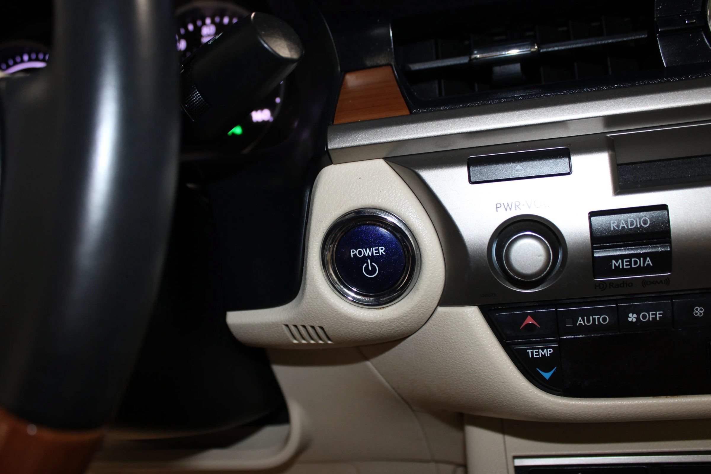 Used 2013 Lexus ES 300h w/ Luxury Pkg FWD image 18