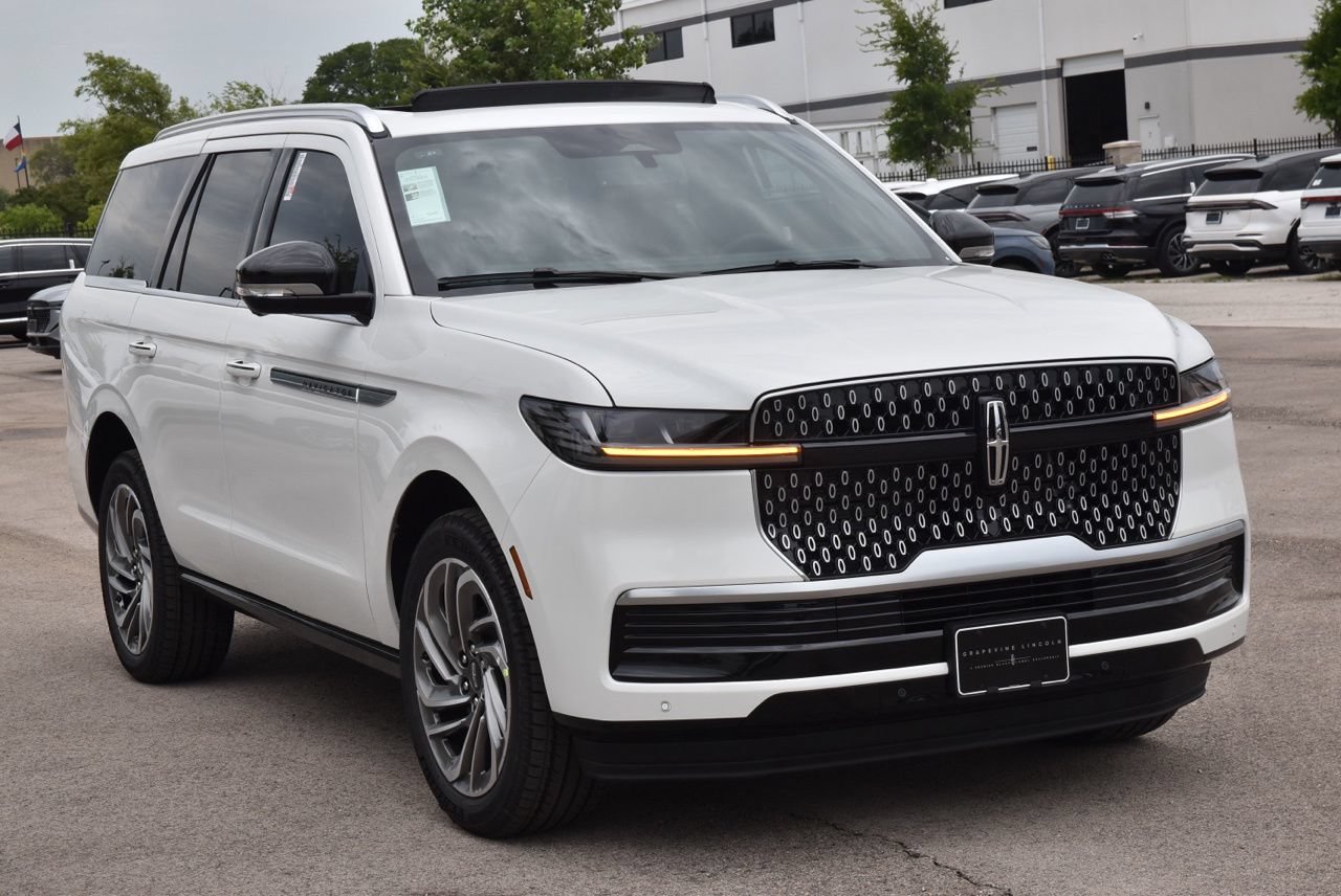 New 2026 Lincoln Navigator Reserve AWD/4WD image 3