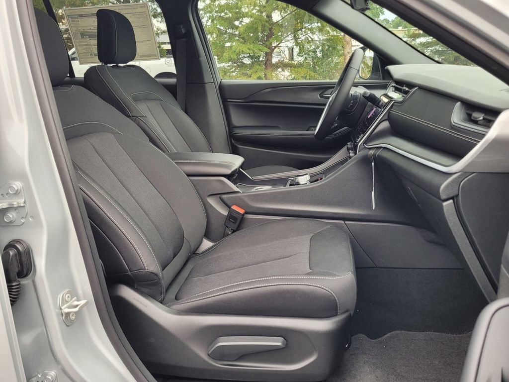 New 2025 Jeep Grand Cherokee Laredo X w/ Luxury Tech Group I image 15