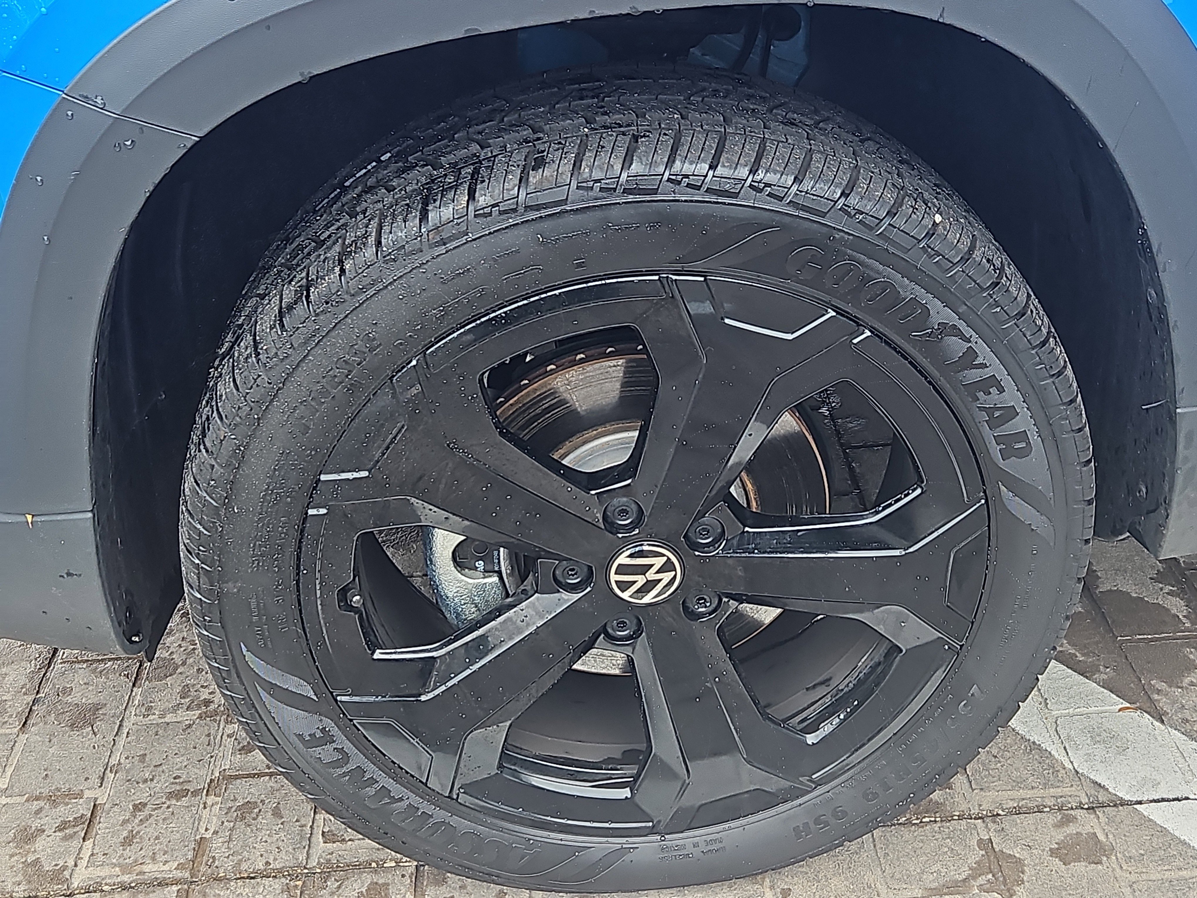 Certified 2025 Volkswagen Taos SE image 5