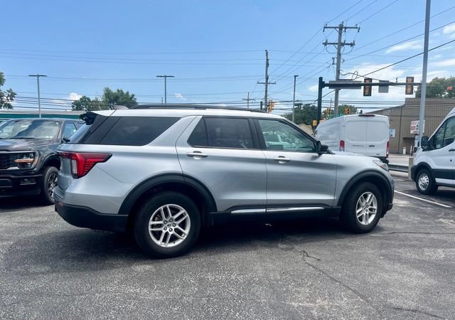 Used 2025 Ford Explorer Active AWD/4WD image 8