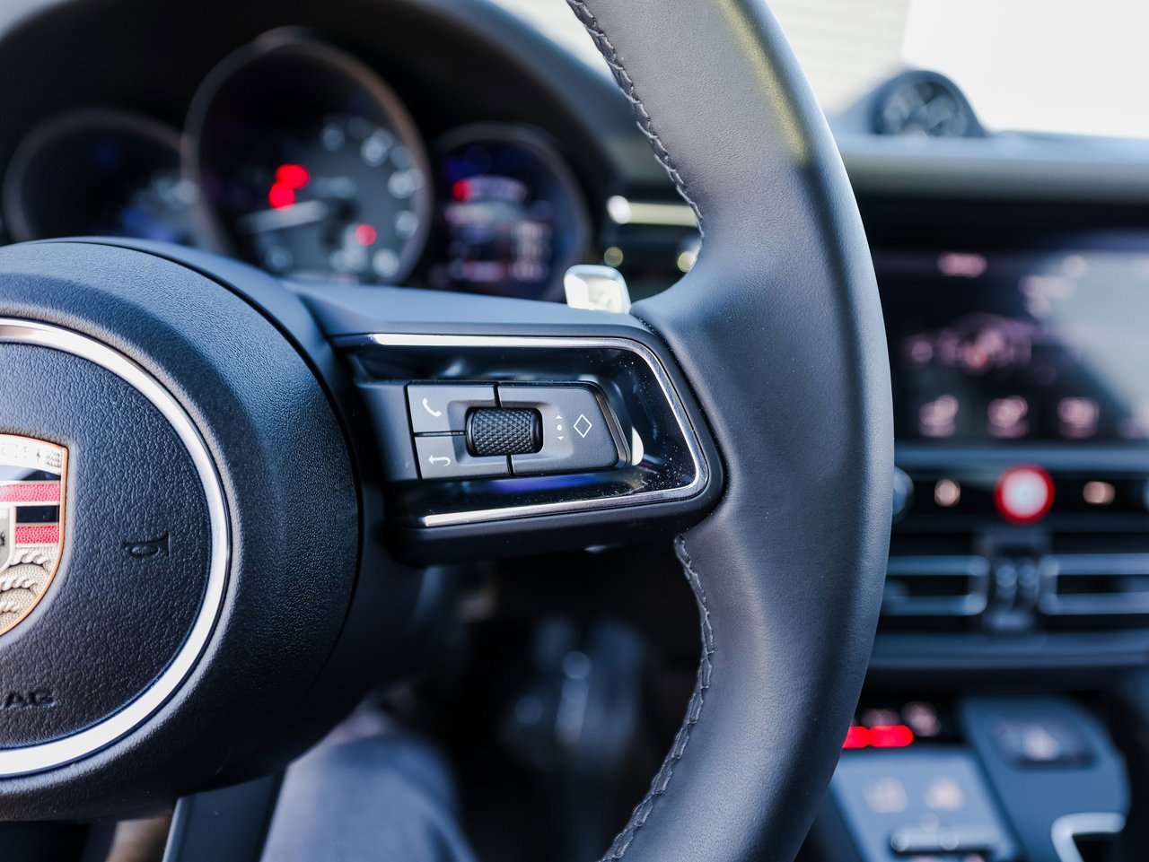 Certified 2025 Porsche Macan image 16