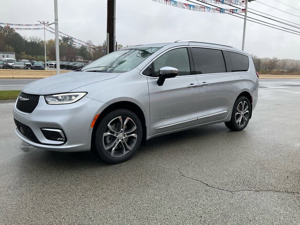 New 2026 Chrysler Pacifica Pinnacle w/ Trailer Tow Group AWD/4WD image 3