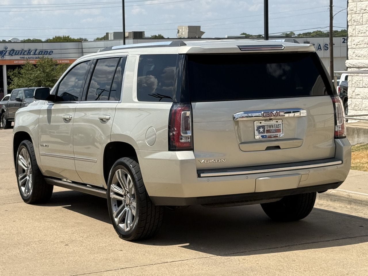 Used 2017 GMC Yukon Denali w/ Open Road Package AWD/4WD image 5
