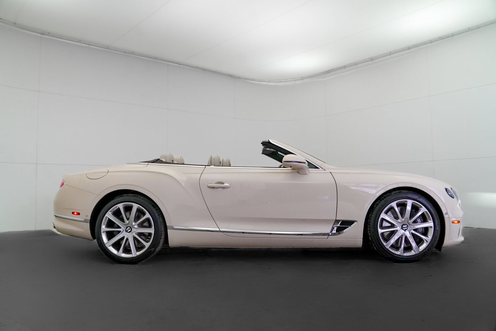 Used 2023 Bentley Continental GT Azure image 2