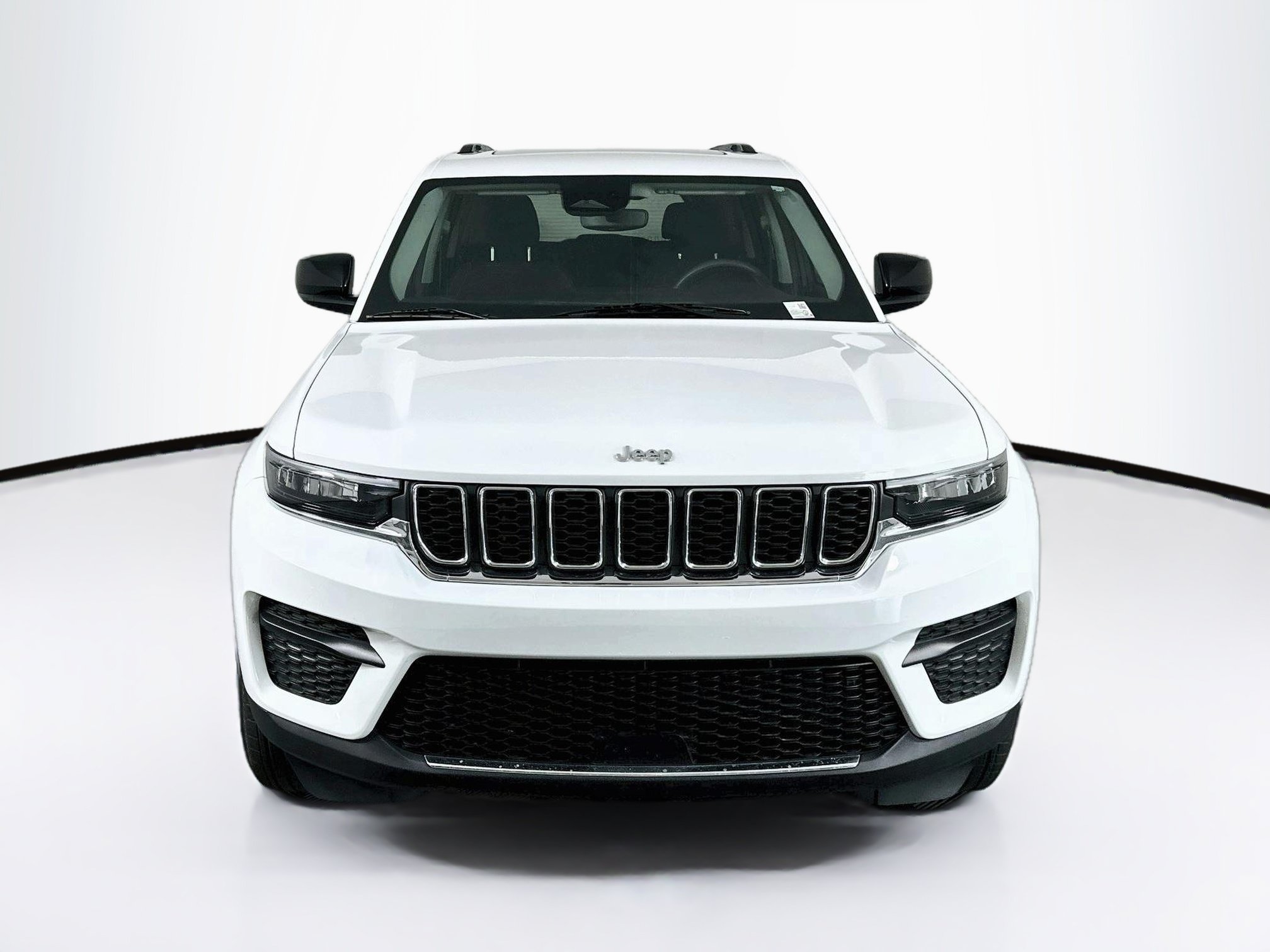 Used 2023 Jeep Grand Cherokee Laredo w/ Luxury Tech Group I AWD/4WD image 2